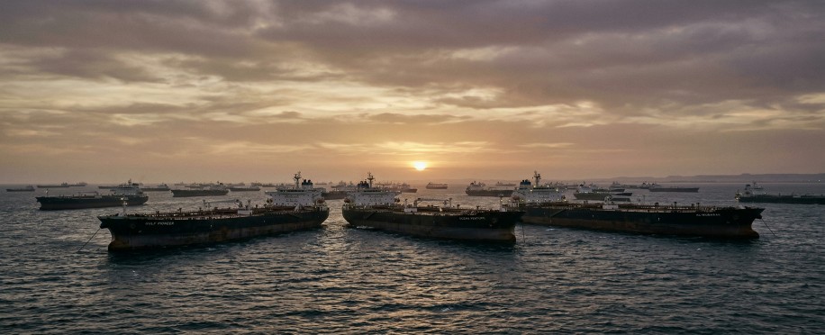 Shipowners Look to the Hormuz Truce with 800 Ships Still Stranded